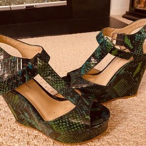Sz 6 1/2 T-strap Green Snakeskin print Sandal